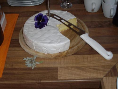 einen Kuchen mit einem Messer und Käse auf dem Tisch in der Unterkunft Ferienhaus Zillertal in Stumm