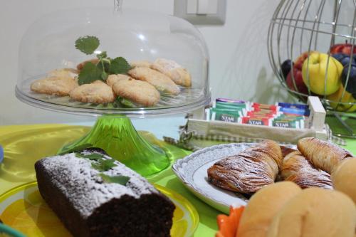 un tavolo con un piatto di pane e dolci di B&B Menta e Limone a Paestum