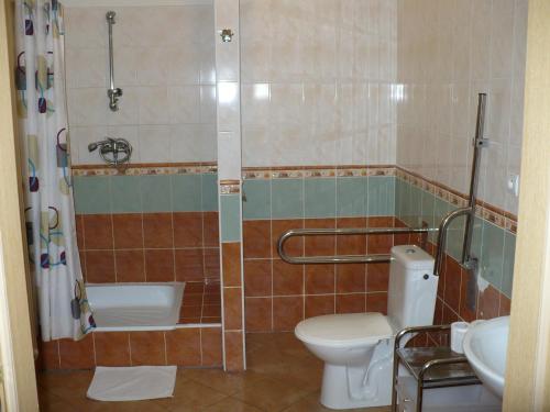 La salle de bains est pourvue d'une douche, de toilettes et d'un lavabo. dans l'établissement Motel Ranč, à Ružomberok