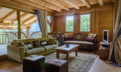A seating area at Chalet Ferme des Amis
