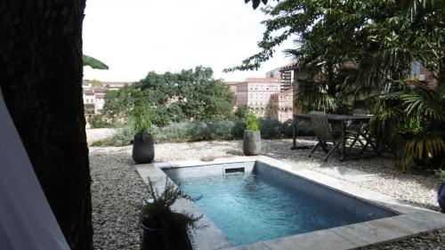 - une petite piscine au milieu d'une cour dans l'établissement Comfort and fab views, à Albi