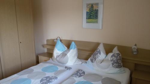 a bed with pillows on it in a bedroom at Gästehaus Tarmann in Annenheim