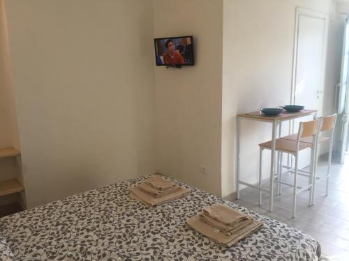 トリノにあるMonolocale via Berthollet 6のベッドルーム1室(ベッド1台、テーブル、椅子付)