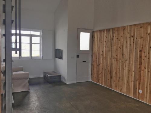 uma sala de estar com um sofá e uma porta de correr em Casa do Pisão - Cosy and Modern Two-Bedroom Townhouse em Angra do Heroísmo