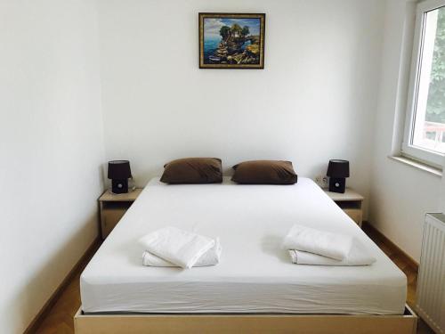 - une chambre avec un lit blanc et 2 oreillers dans l'établissement Apartment DREAM, à Varna