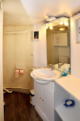 une salle de bain avec un lavabo et un miroir dans l'établissement studios peniche Lyon centre Vieux Lyon Confluence, à Lyon