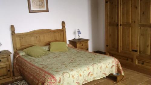 1 dormitorio con 1 cama y 2 vestidores y 1 cama sidx sidx sidx sidx sidx en Casa Clara, en Fuencaliente de la Palma