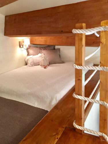 une chambre avec un lit superposé avec une échelle dans l'établissement Mas la Pinede, à Saint-Marc-Jaumegarde