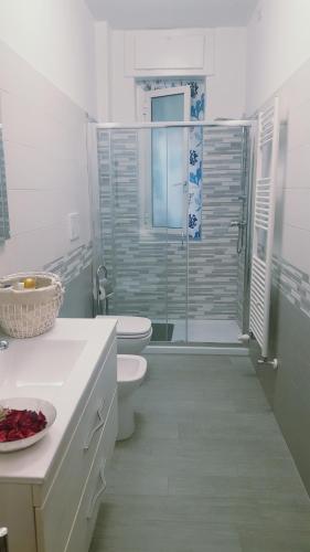 ラ・スペツィアにあるCasa Federica 1の白いバスルーム(トイレ、シャワー付)
