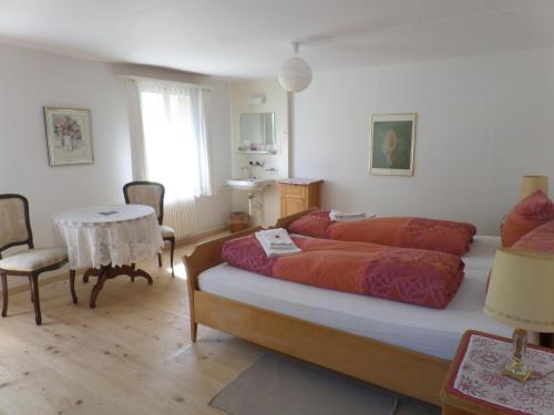 Un pat sau paturi într-o cameră la Hotel Rigi Klösterli