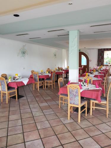 ミュンスターにあるLandgasthof Astnerのテーブルと椅子が備わるレストラン
