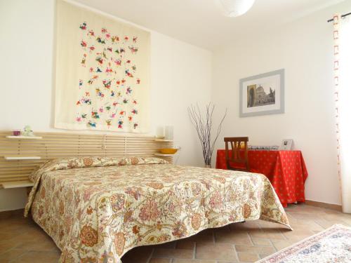 Schlafzimmer mit einem Bett und einem roten Tisch in der Unterkunft B&B Bergamo e Brescia in Rodengo Saiano