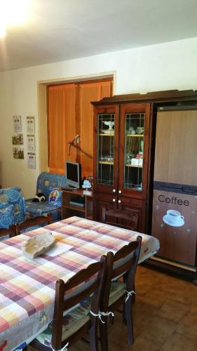 a room with a bed and a table and a desk at romagnoli family cottage in Ameno
