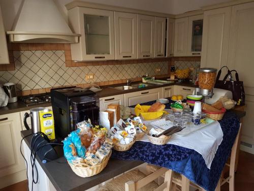 斯廷蒂諾的住宿－Al Martin Pescatore，厨房配有一张桌子,上面放着一篮子的食物