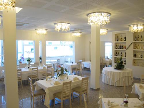 Hotel Ristorante Cesare tesisinde bir restoran veya yemek mekanı