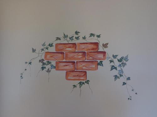 un dessin d'un mur de briques recouvert de lierre dans l'établissement La Corte B&B, à Fagnano Olona