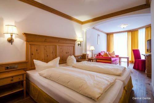 a bedroom with a large bed in a room at Hotel CENTRAL Bar & Restaurant in Gerlos