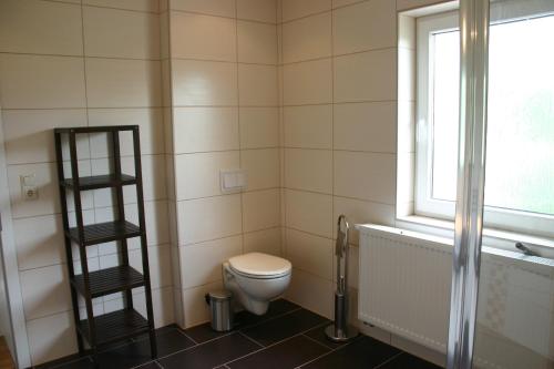 ゼープニッツにあるFerienhaus Sonneneckのバスルーム(トイレ付)、窓が備わります。