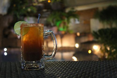a drink in a glass mug on a table at Hotel San Rafael in Poza Rica de Hidalgo