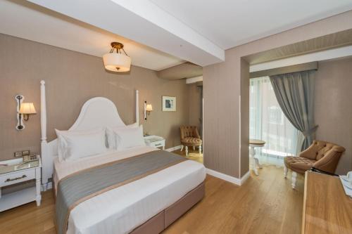 Un pat sau paturi într-o cameră la Hanna Hotel
