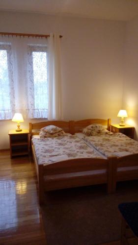 a bedroom with two beds and two lamps at Gospodarstwo Agroturystyczne-Pensjonat SAD in Podgórzyn
