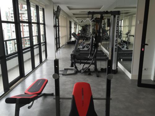 - une salle de sport avec des tapis de course et des machines dans un bâtiment dans l'établissement Roof Top Bela Cintra Residence, à São Paulo
