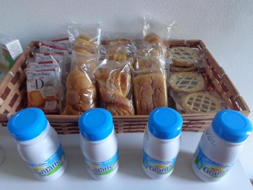 una cesta de bollería y dos botellas de agua en La Corte B&B, en Fagnano Olona