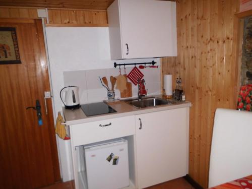 a small kitchen with a sink and a counter at Casa la Selva in Pura
