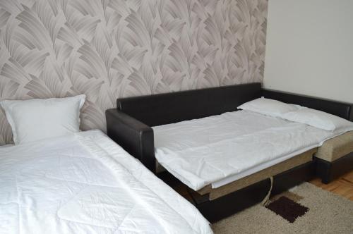 Llit o llits en una habitació de Apartman 33 Kraljevi Čardaci