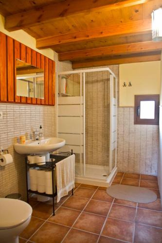 a bathroom with a sink and a shower at Ático en la Plaza Mayor in Cuenca
