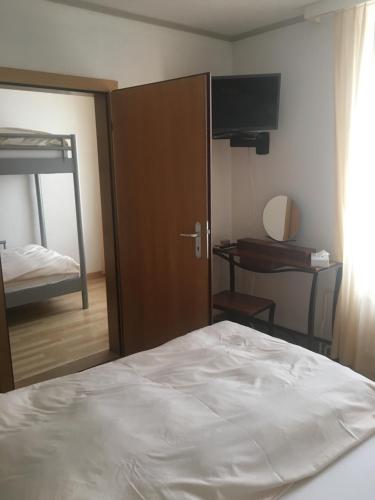 Ein Bett oder Betten in einem Zimmer der Unterkunft Hôtel de la Gare