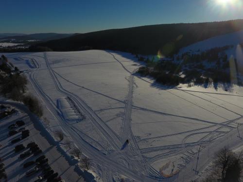 an aerial view of a ski slope in the snow at Penzion Tetřívek in Nové Hutě