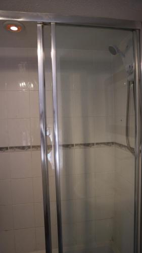 A bathroom at Harrow Inn 