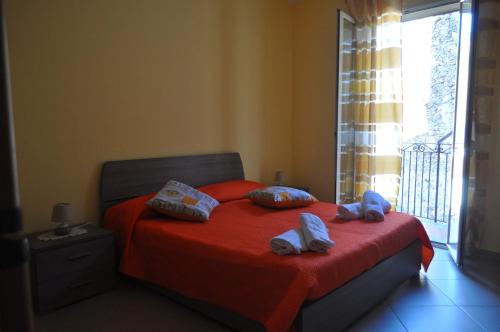 a bedroom with a bed with two towels on it at Casa dell'oleandro in Gallodoro
