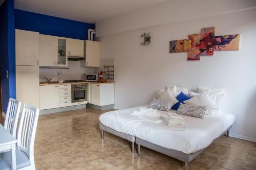 ボローニャにあるI love my Houseのリビングルーム(白いソファ付)、キッチンが備わります。