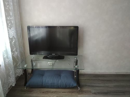 ピオネールスキーにあるApartment on Komsomolskaya ulitsa 62の薄型テレビ(ガラスのテーブルの上に座る)