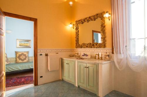 a bathroom with a sink and a mirror at Villa Angelica in Peccioli