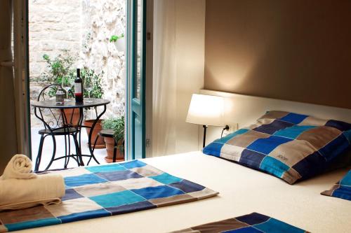 1 dormitorio con 2 camas, mesa y ventana en Duma Apartments Sibenik en Šibenik
