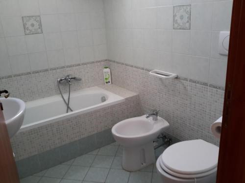 リド・マリーニにあるLido Marini - Salento 4+1のバスルーム(トイレ、バスタブ、シンク付)
