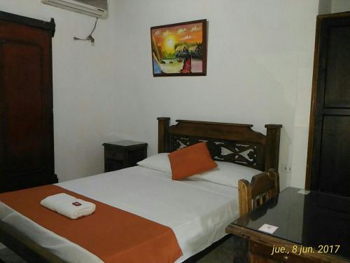 1 dormitorio con 2 camas y mesa. en Hotel Arauca Colonial en Arauca