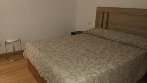 sypialnia z łóżkiem w pokoju w obiekcie Apartamento Gallego VUT-PO-02510 w mieście Sanxenxo