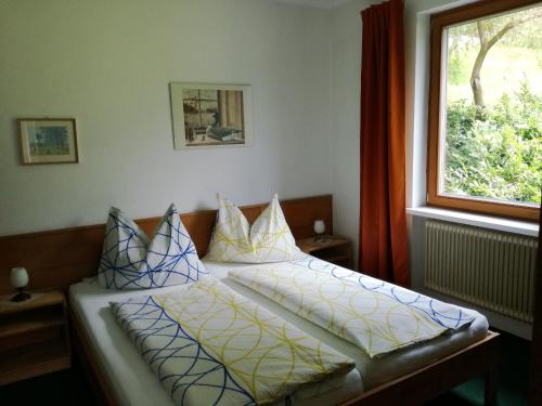 1 Schlafzimmer mit 2 Betten neben einem Fenster in der Unterkunft Sonnenhaus Sander in Schruns-Tschagguns