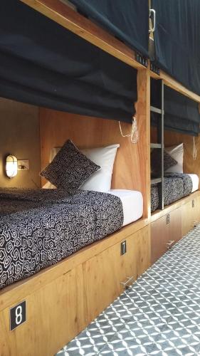 two bunk beds in a room withthritisthritisthritisthritisthritisthritisthritisthritisthritis at Sunshine Vintage House in Ubud