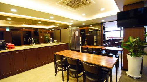 ครัวหรือมุมครัวของ 57 Myeongdong Hostel