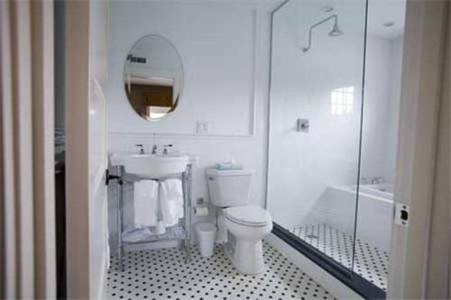 ein weißes Bad mit einem WC und einem Waschbecken in der Unterkunft Woodbound Inn in Rindge