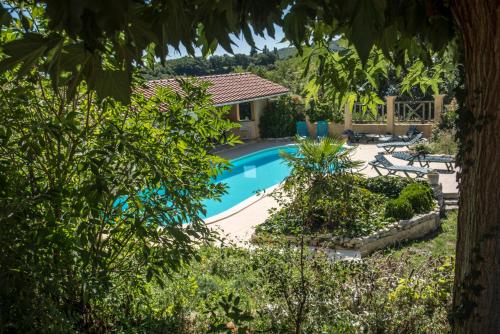 uma vista para uma piscina num quintal em Maison Tranquil em Bellegarde-du-Razès