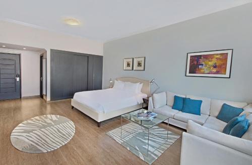 Postel nebo postele na pokoji v ubytování Ezdan Hotel West Bay