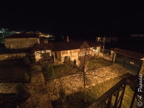 a house at night with a stone wall at Al Monte Hotel in Vronterón