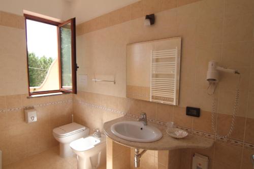 a bathroom with a sink and a toilet and a mirror at Monte San Giovanni-Nebrodi Rooms in San Marco dʼAlunzio