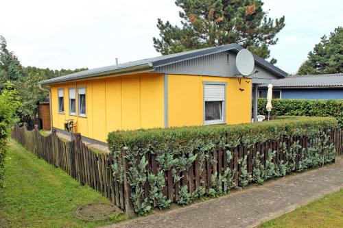 ヴェセンベルクにあるFerienhaus Klein Quassow SEE 8771の黄色い家